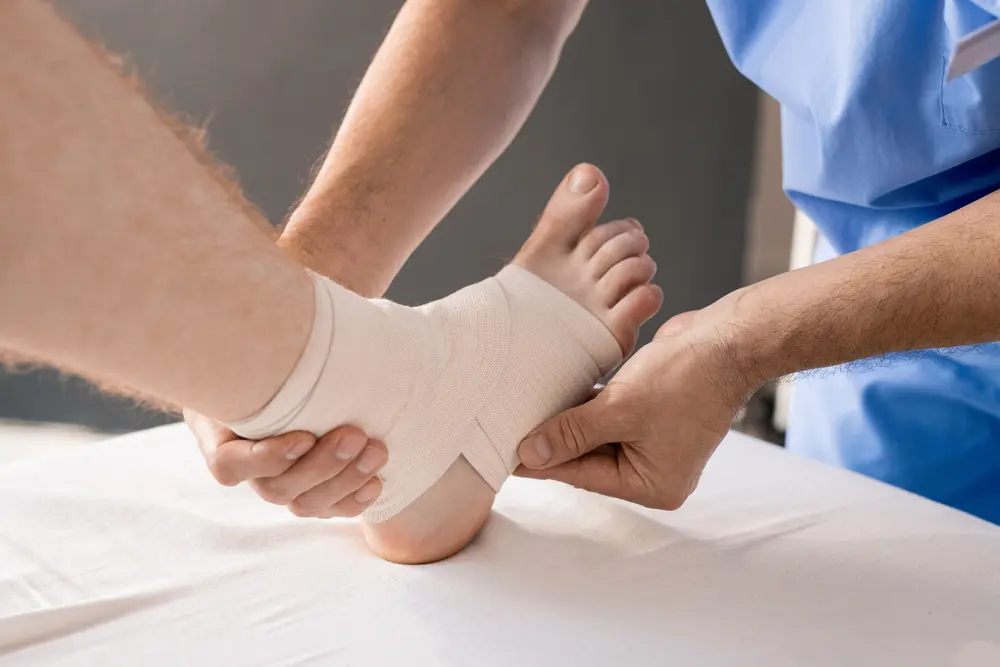 fisioterapeuta tratando una lesión en el pié