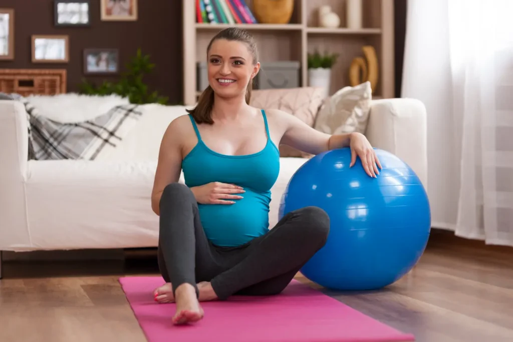 mujer embarazada haciendo pilates